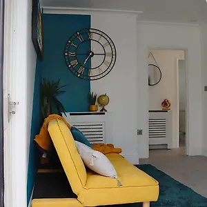 stunning-3-bedroom-with-patio-and-back-garden.brighton-hotels-england.com/