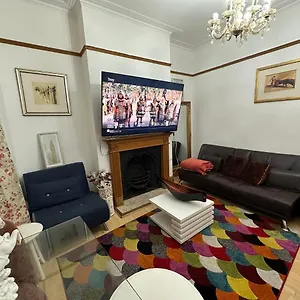 4-double-bed-family-home-15-mins-from-central-ldn.cambridgehotelsuk.com/